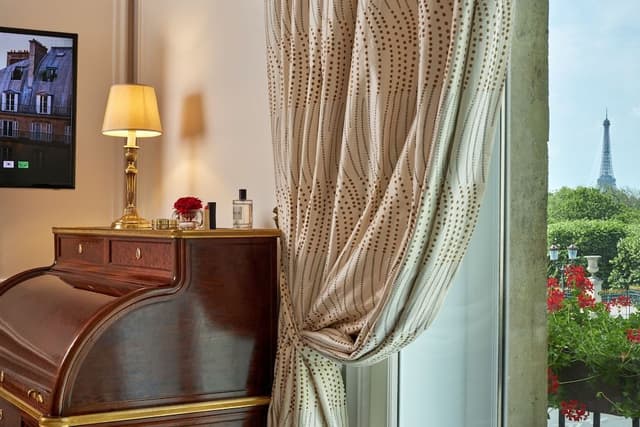 Eiffel Tower Suite
