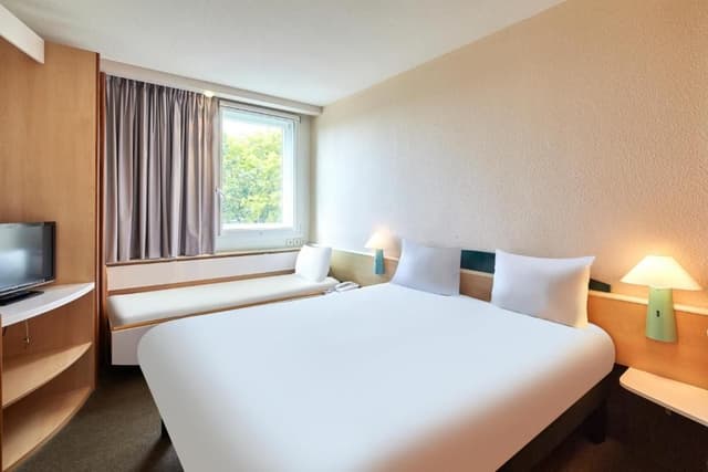 Standard Room with 1 Double and 1 Single Bed