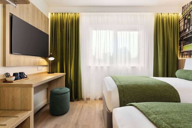 Family Room (1 King Bed and 2 Twin Beds)