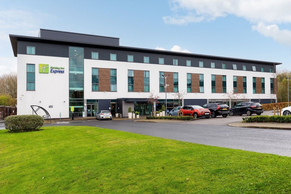HOLIDAY INN EXPRESS3