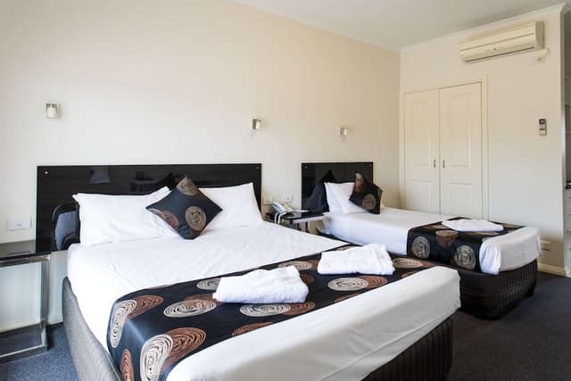 Deluxe Room, Multiple Beds, Non Smoking, Kitchenette (Walk-in Shower)