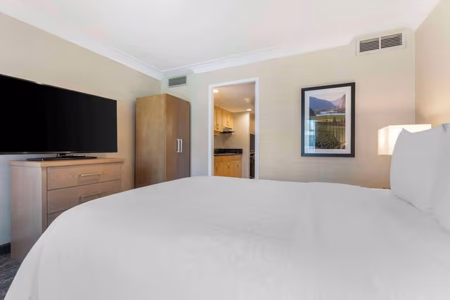 Suite, 1 Queen Bed, Balcony, Courtyard Area (with Sofabed)