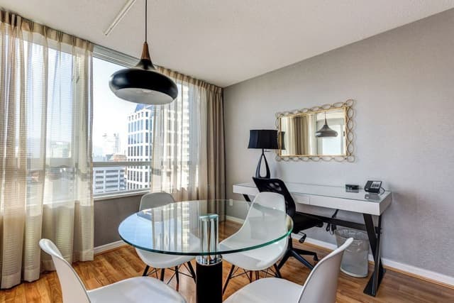 Executive 2-Bedroom Suite (1 King + 1 Queen)