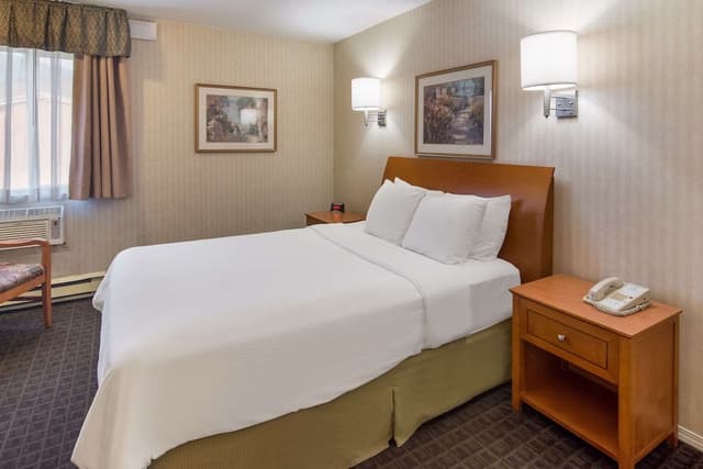 Suite, 1 Queen Bed with Sofa bed, Non Smoking, Refrigerator & Microwave (with Sofabed)