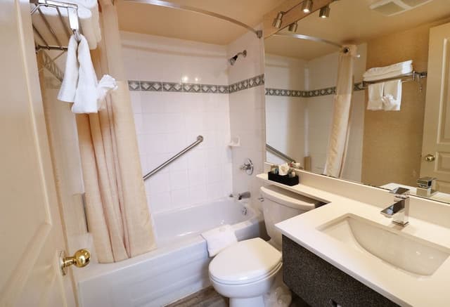 Two Queen Bed Apartment with Balcony