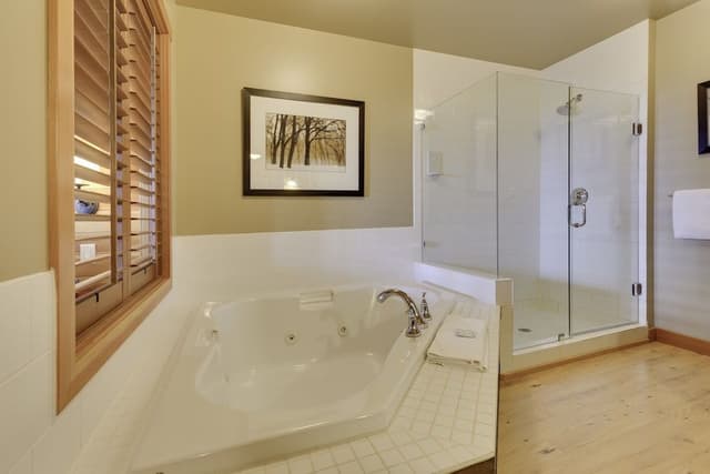 Lodge 1 Bedroom With King Bed