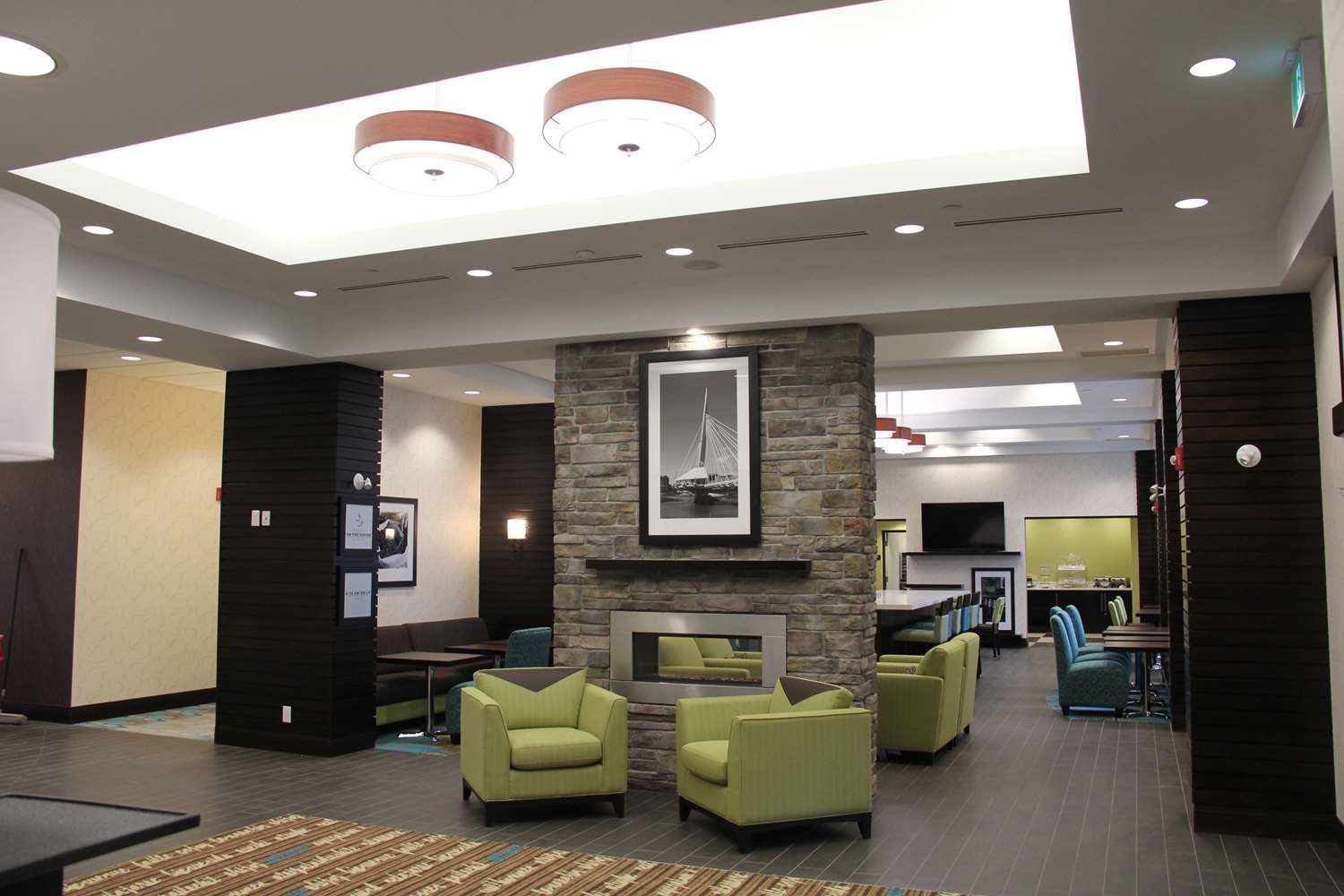 HAMPTON INN BY HILTON WINNIPEG AIRPORT1