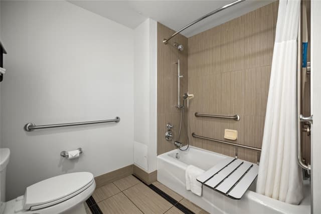 KING MOBILITY ACCESS WITH TUB NONSMOKING