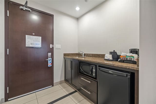 1 KG STUDIO SUITE MICROWAVE/FRIDGE/SOFABED NS