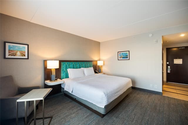 1 KING BED NONSMOKING