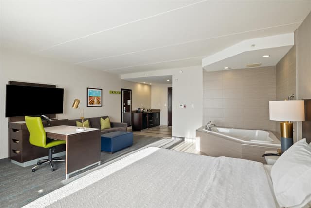 1 KING STUDIO SUITE W/WHIRLPOOL NONSMOKING