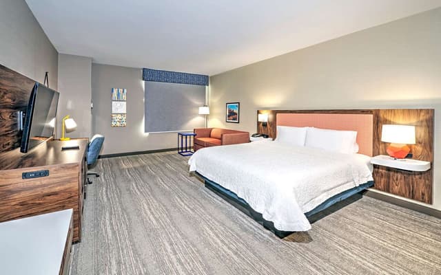 1 KING BED STUDY WITH SOFABED NONSMOKING