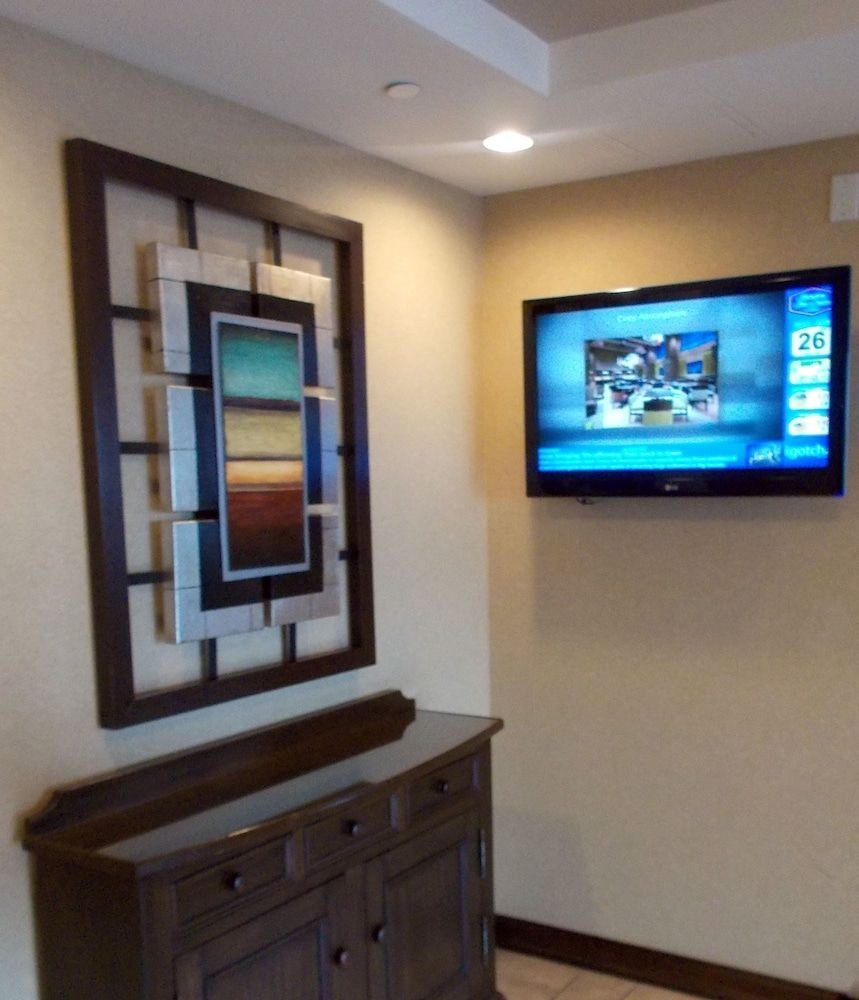 Hampton Inn & Suites by Hilton Montreal-Dorval2