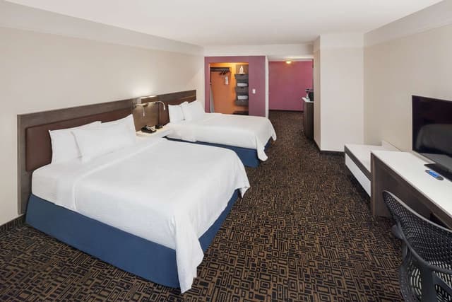 2 QUEEN BEDS