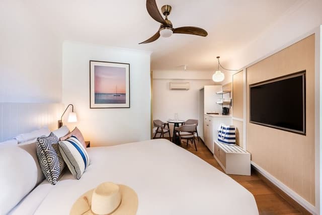 Suite, Garden Area