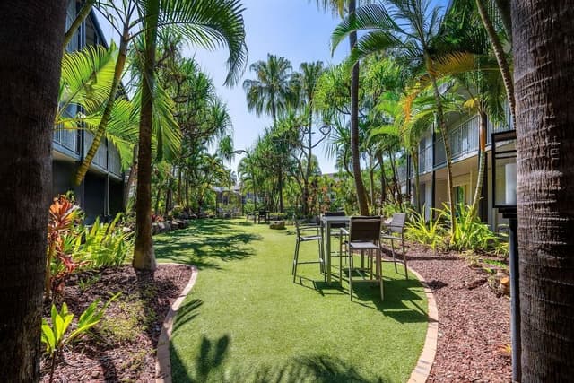 Suite, Garden Area