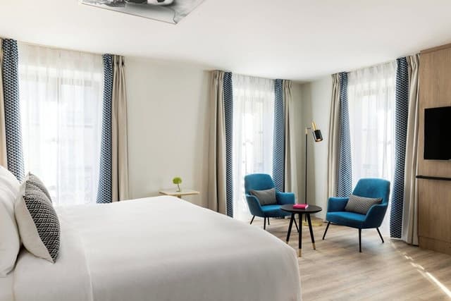 Suite, 1 King Bed, Corner