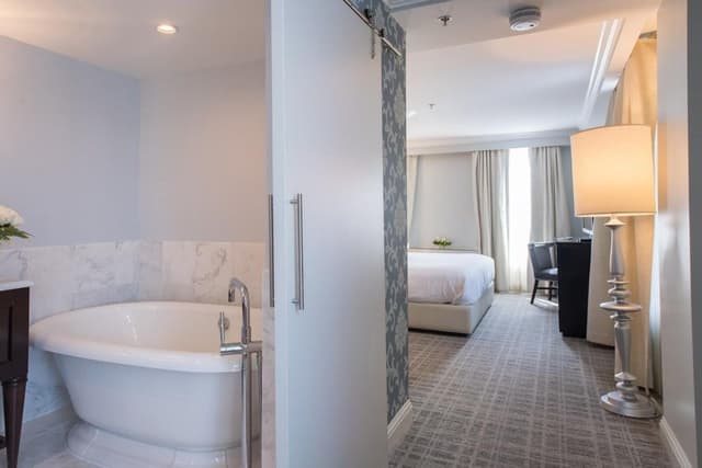 Deluxe Room, 1 King Bed, Corner (Spa Bathroom)