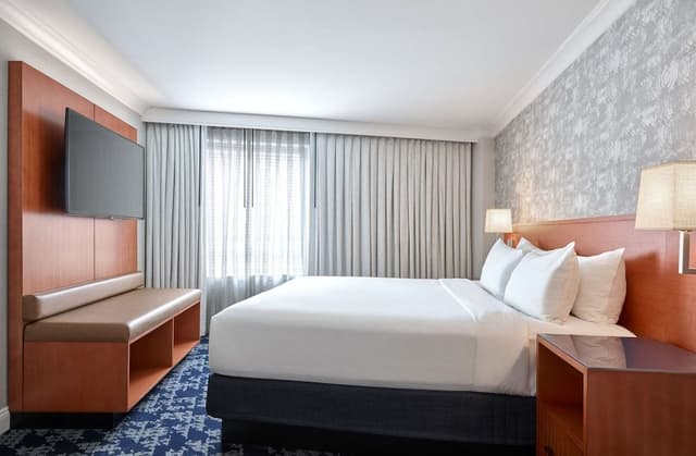 Suite, One King Bed, Accessible