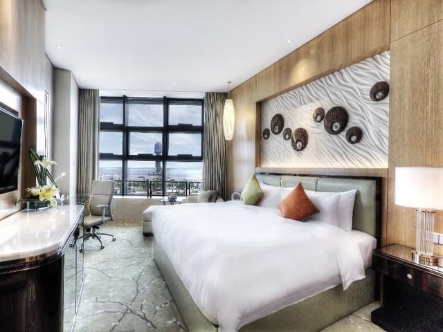 Executive King Lake View