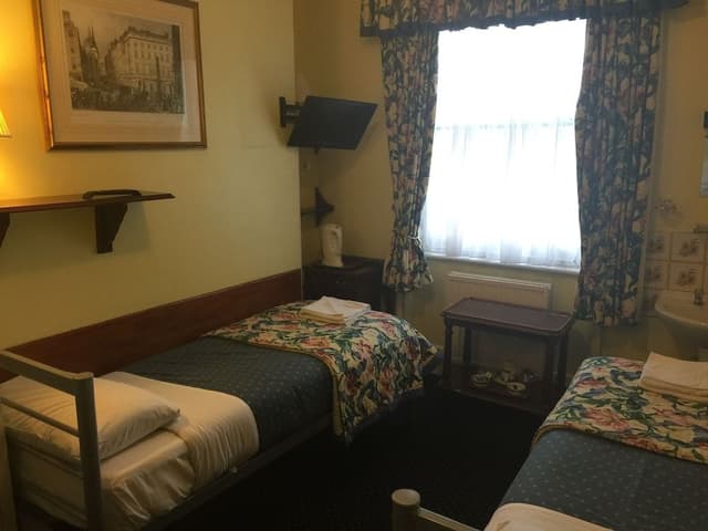 Twin Room, 2 Twin Beds, Shared Bathroom
