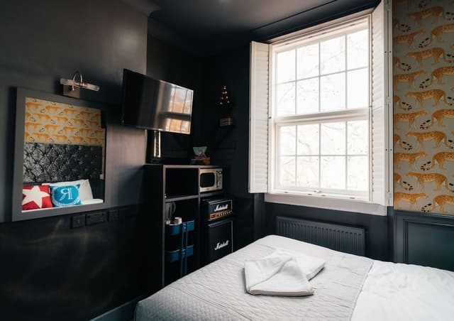 Standard Double Room, Ensuite (The Rokxy )
