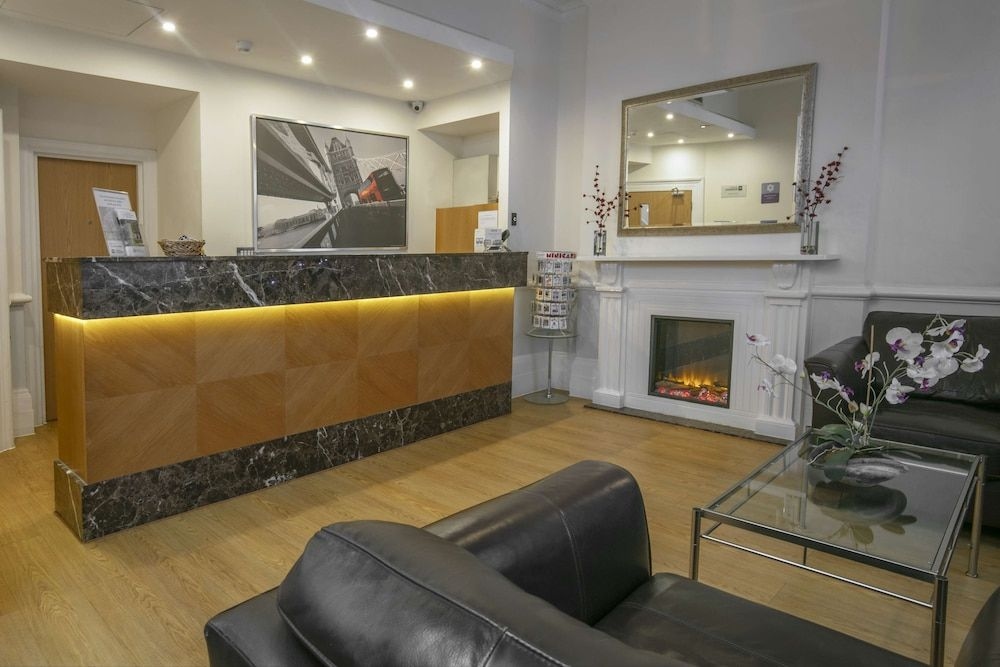 Queensway Hotel0