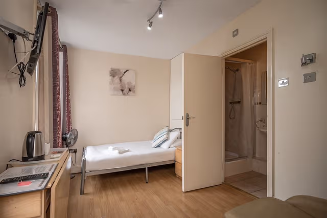 Single Room, Private Bathroom