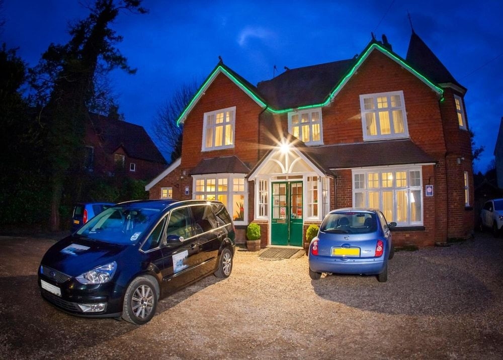 Gatwick Turret Guest House2
