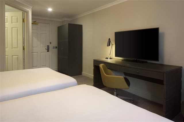 TWIN ROOM