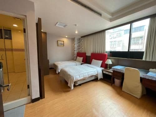 Deluxe Cityscape Twin Room
