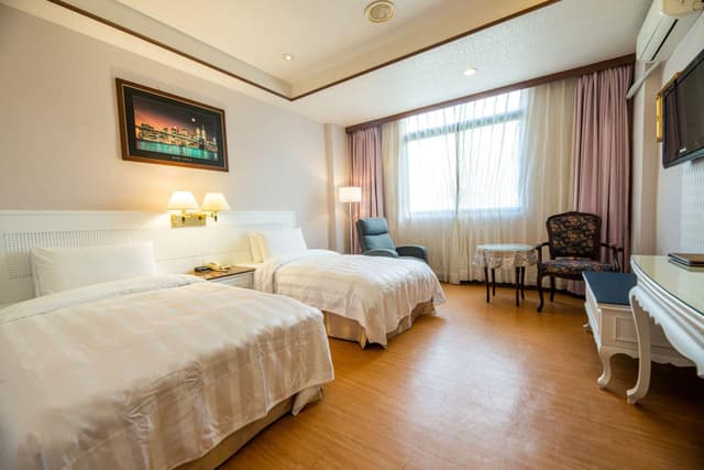 Deluxe Cityscape Twin Room