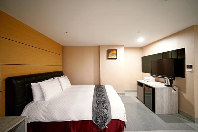 Superior Double Room with Bathtub