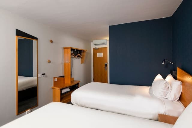 Standard Room, 2 Twin Beds (with Free Hot Breakfast)