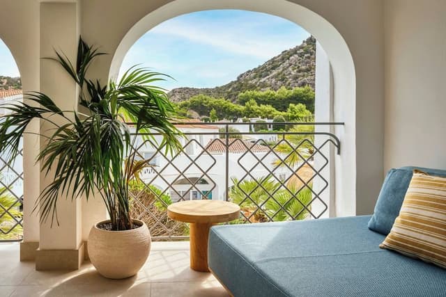 Deluxe Suite, 1 King Bed, Balcony