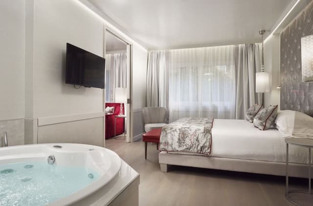 Premium Room, 1 King Bed, Hot Tub