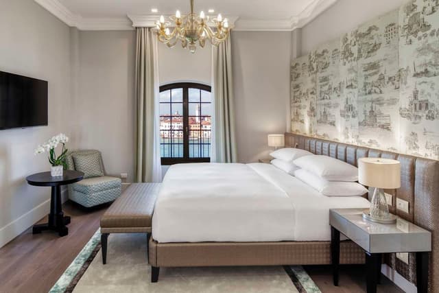 KING EXECUTIVE SUITE WITH VIEW OF VENICE