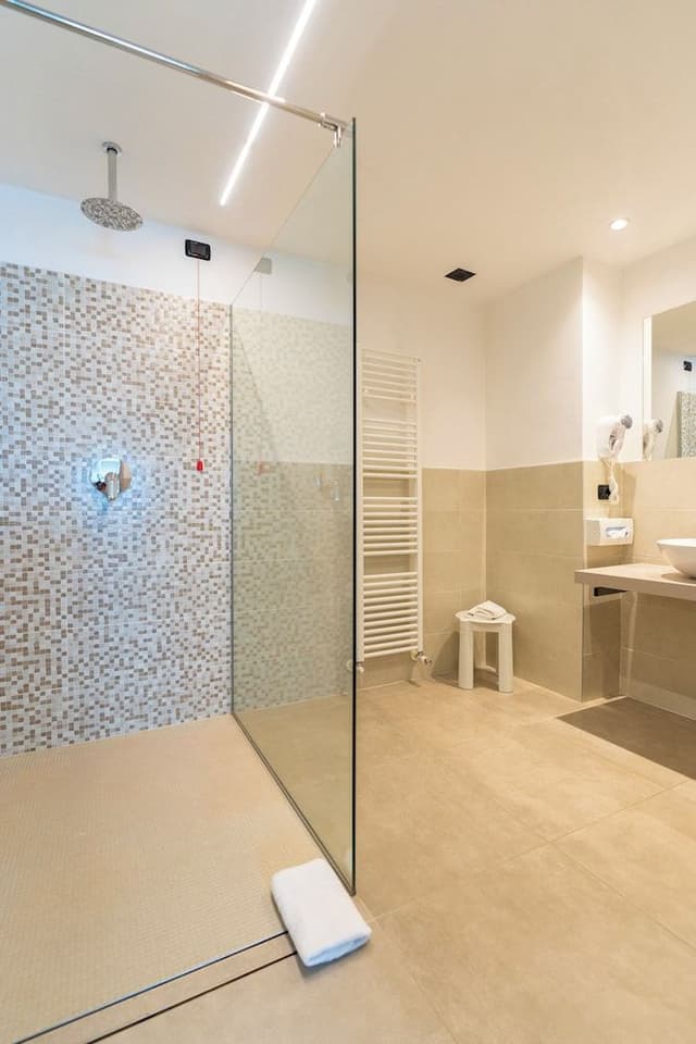 Suite with Private Jacuzzi and Sauna