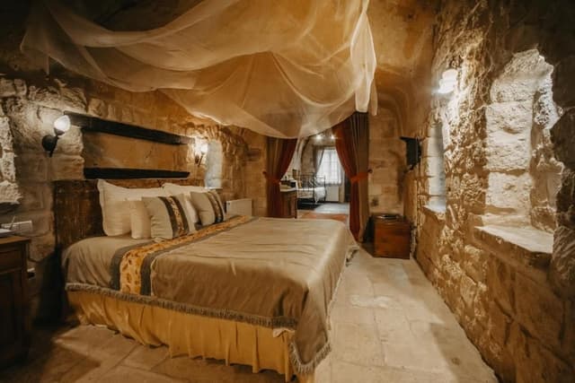 Junior Cave Suite