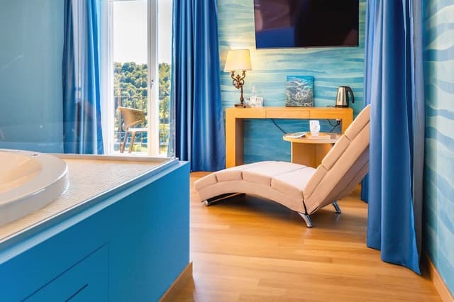 Deluxe Studio Suite, Jetted Tub