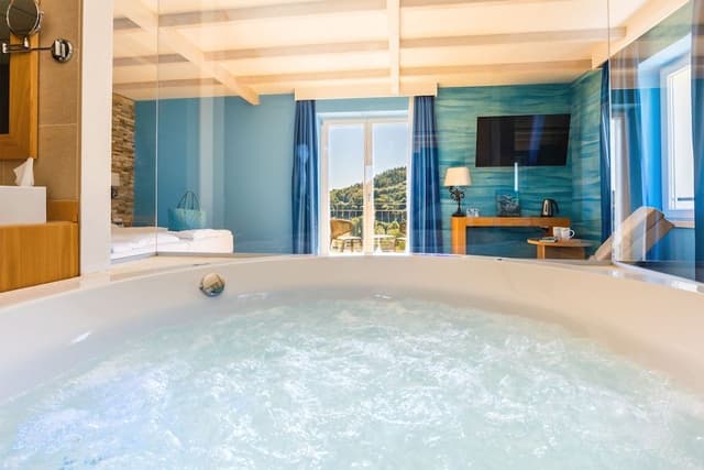 Deluxe Studio Suite, Jetted Tub