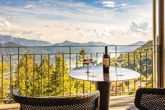 Panoramic Studio Suite, Lake View