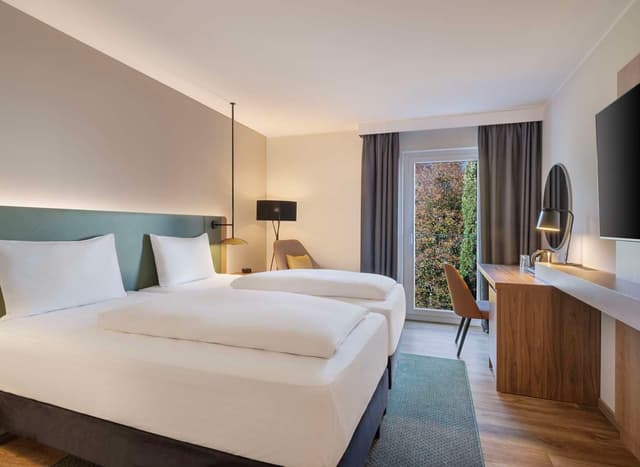 TWIN ROOM