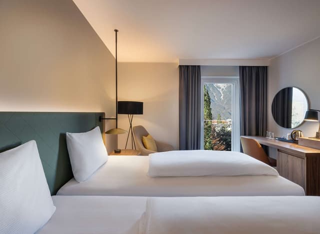 TWIN ROOM