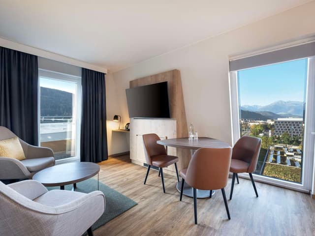 KING CORNER DELUXE ROOM WITH SOFA BED