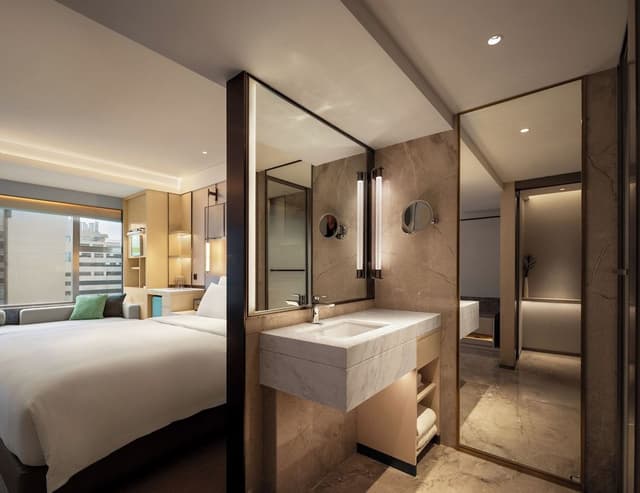 Business Queen Room