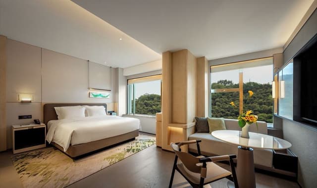 Hill Deluxe King Room
