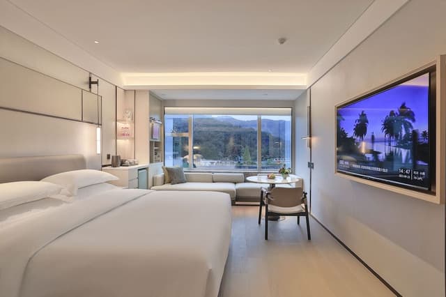 Business Queen Room