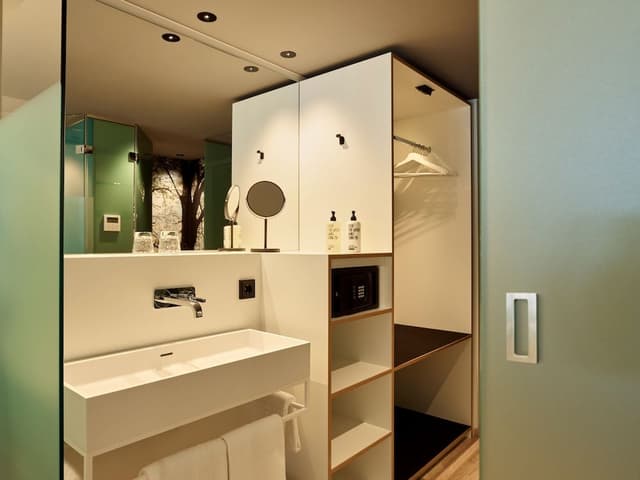 Room, Courtyard View (Compact)
