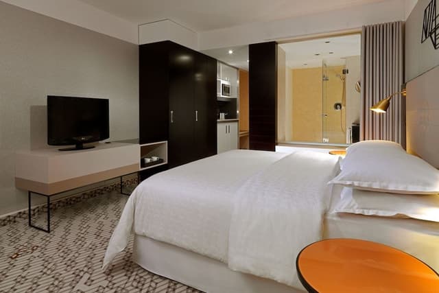 Studio, 1 King Bed, Balcony